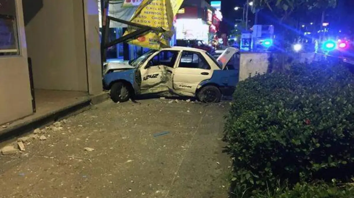 Acapulco - choca contra fachada de negocio de comida en la costera Miguel Alemán